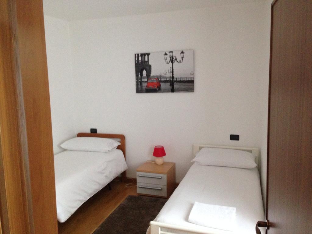 De La Tour Hotel Tirano Cameră foto