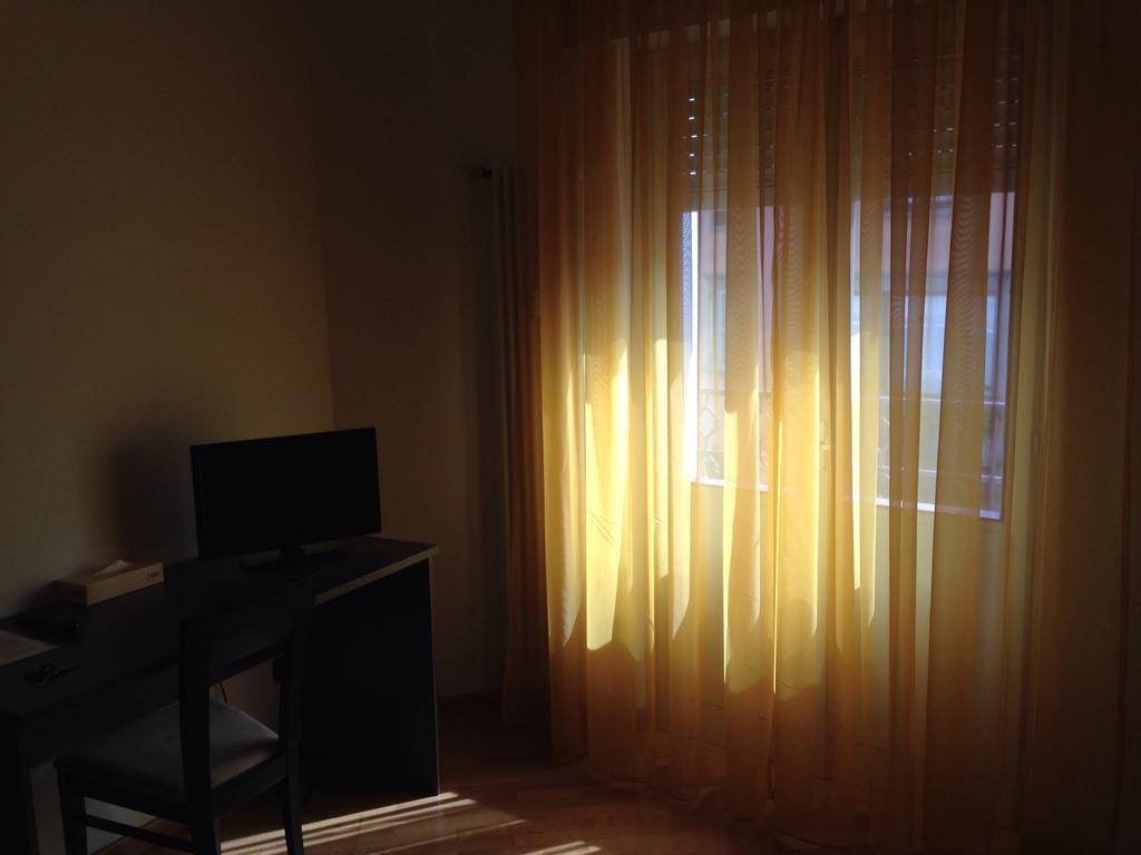 De La Tour Hotel Tirano Cameră foto