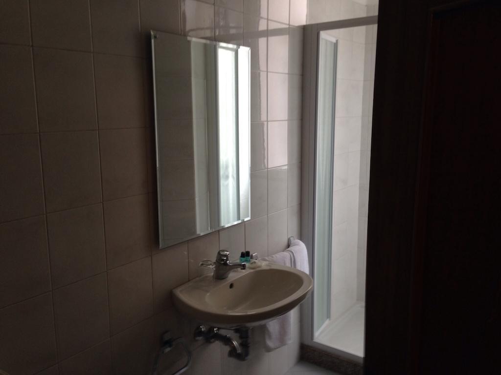 De La Tour Hotel Tirano Cameră foto