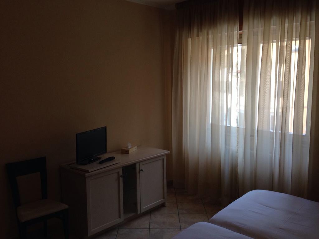 De La Tour Hotel Tirano Cameră foto