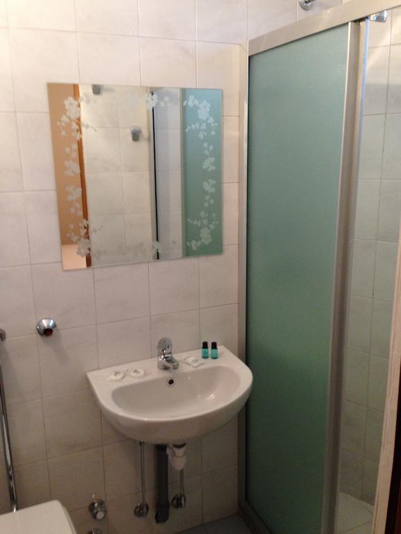 De La Tour Hotel Tirano Cameră foto