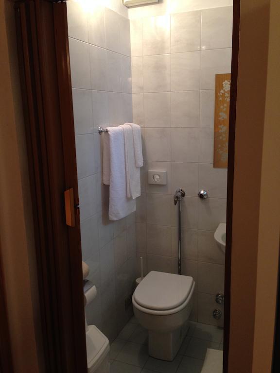 De La Tour Hotel Tirano Cameră foto