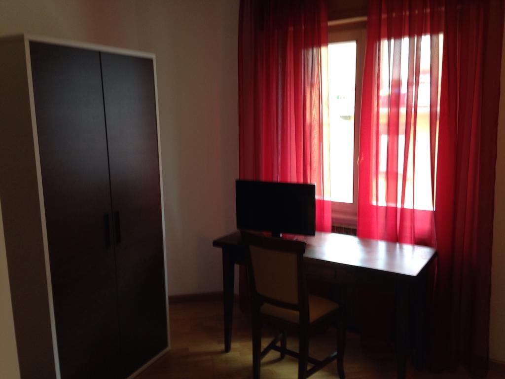 De La Tour Hotel Tirano Cameră foto