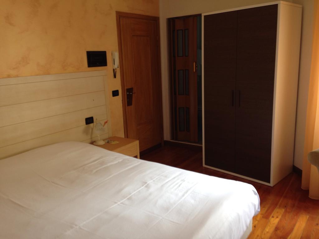De La Tour Hotel Tirano Cameră foto