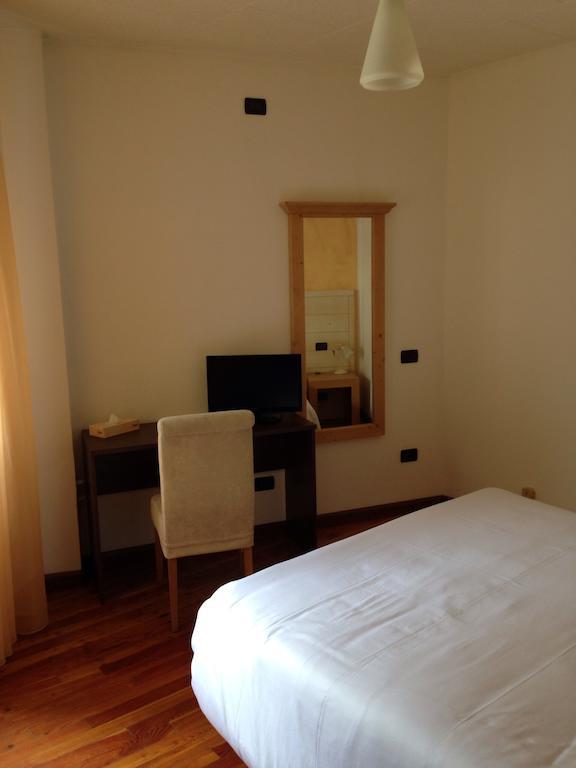 De La Tour Hotel Tirano Cameră foto
